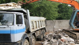 Вывоз строительного мусора с участка в Хабаровске недорого от 1550 руб. | 2Землекопа-Хбр